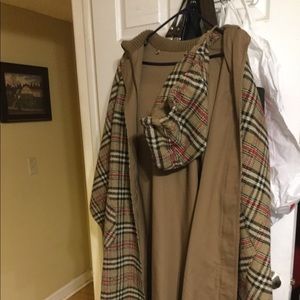 Poncho type and raincoat type on the other side.